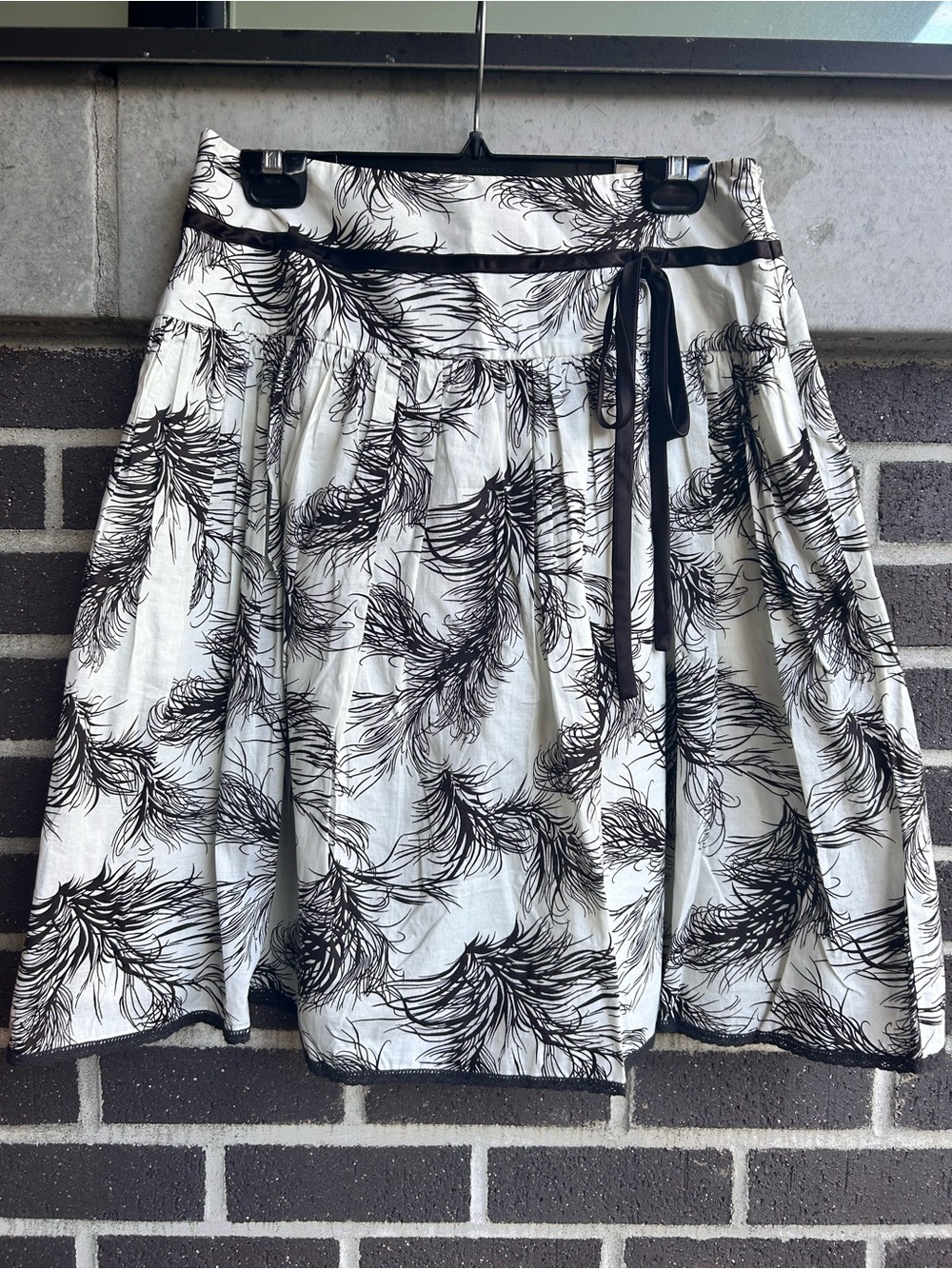 ANTONIO MELANI Black and White Feather-Print Skirt with Waist Tie - Size 8